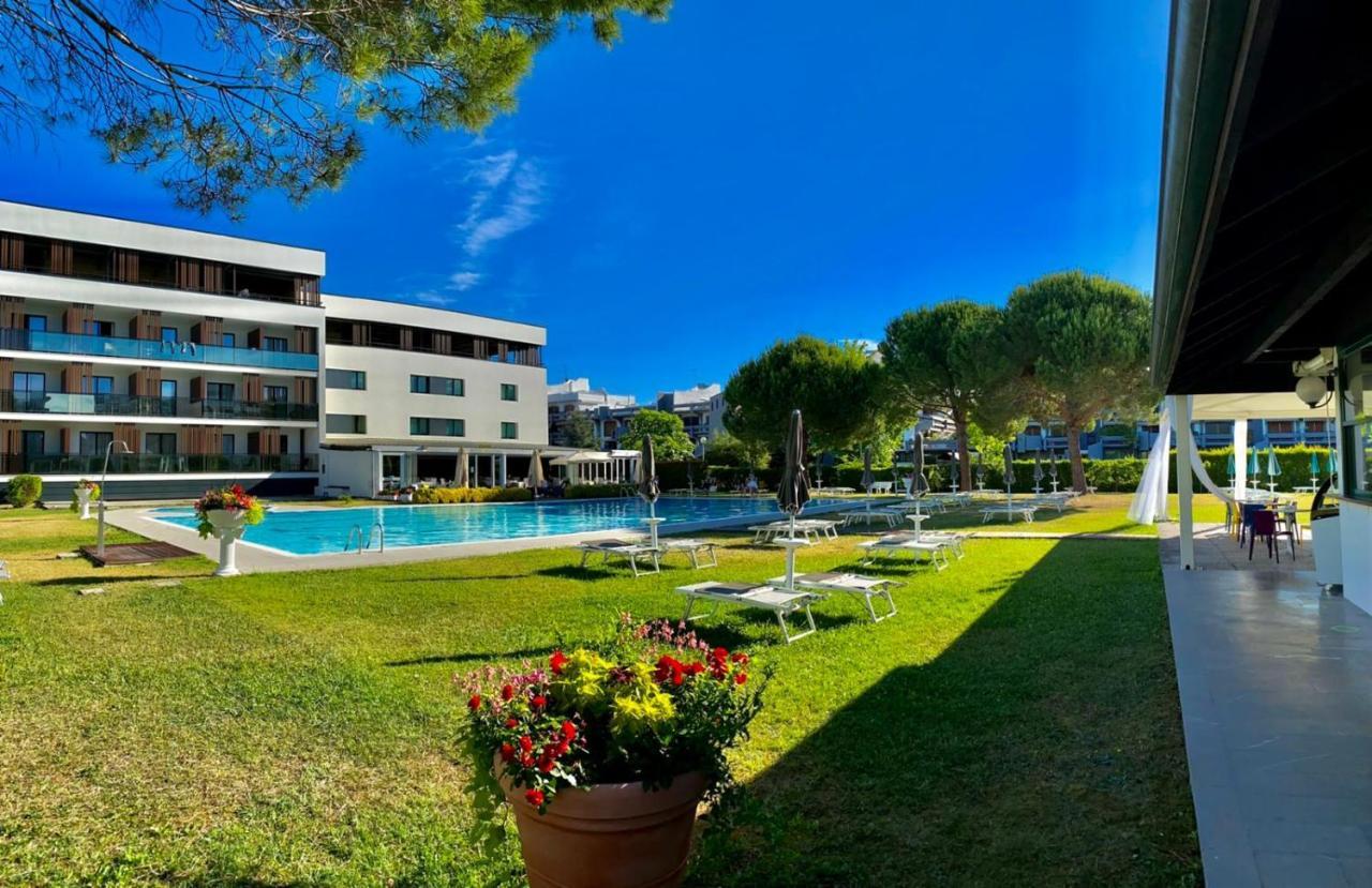 Hotel Falcone Lignano Sabbiadoro Exterior foto