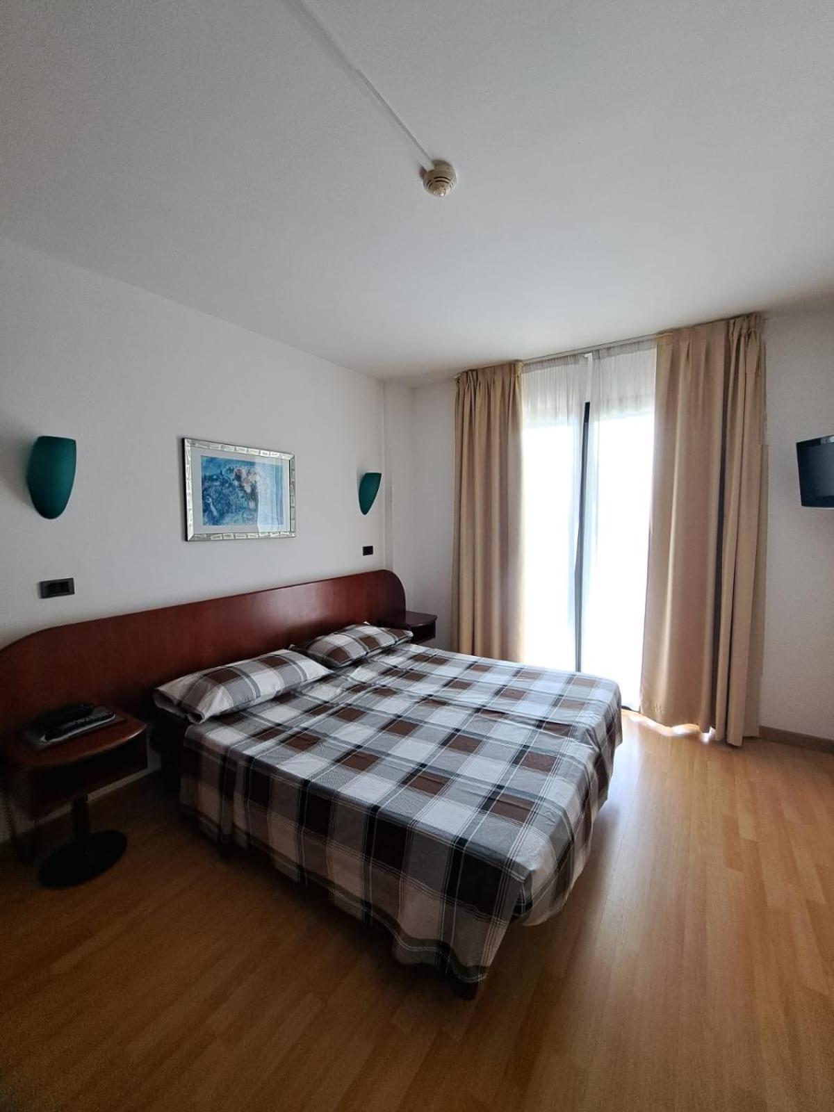 Hotel Falcone Lignano Sabbiadoro Exterior foto