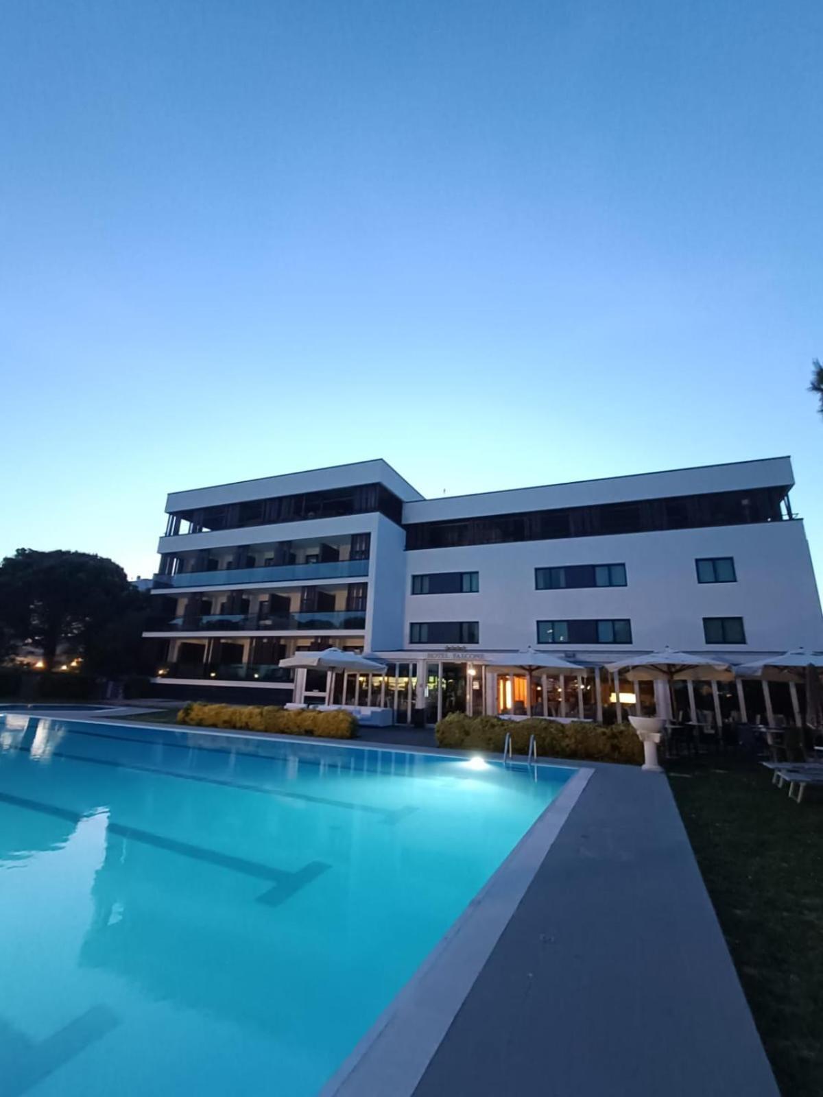 Hotel Falcone Lignano Sabbiadoro Exterior foto