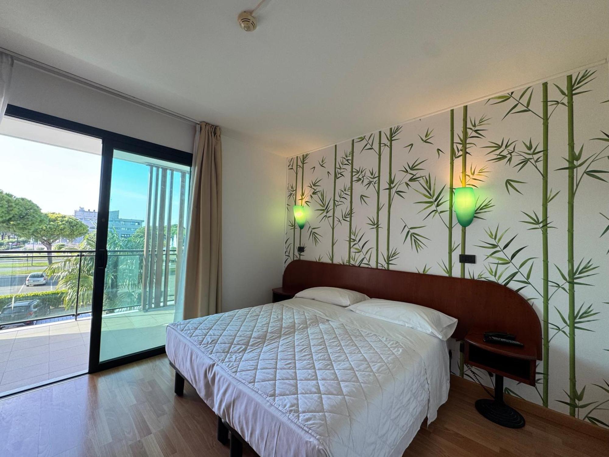Hotel Falcone Lignano Sabbiadoro Exterior foto